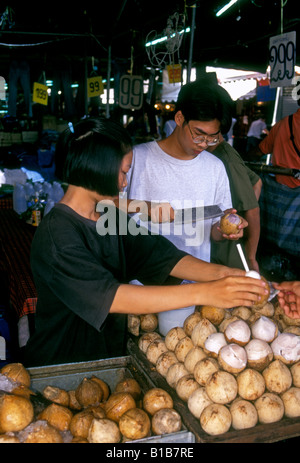 Thais, coconut Verkäufer, Verkauf von Kokosnüssen, Chatuchak Weekend Market, Chatuchak Market, Bangkok, Bangkok, Thailand, Südostasien, Asien Stockfoto