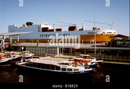 8. Juni 2006 - owned Grimaldi RoRo Schiff Grande Brasile übergibt den Landungsbrücken beim Verlassen des Hamburger Hafens. Stockfoto