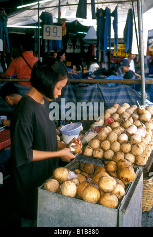 Thai-Frau, Erwachsene Frau, Kokos-Anbieter, Verkauf von Kokosnüssen, Wochenendmarkt Chatuchak, Bangkok, Provinz Bangkok, Thailand, Südostasien, Asien Stockfoto