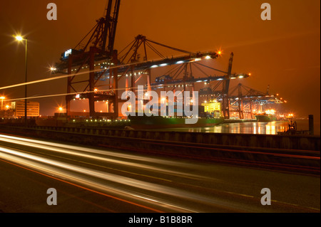 Deutschland, Hamburg, Container-Hafen bei Nacht Stockfoto