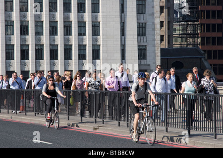 Pendler, die Rückkehr in die Heimat über London Brücke während der Rush Hour am Abend Stockfoto