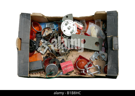 Auto Ersatzteile Teile Box Shop Kfz-Artikel Verkauf durcheinander Ausstellung Motorhaube Schale Körper Flügel Rot Blau Silber weiße Ziegel Leistungsschalter Metall Stockfoto