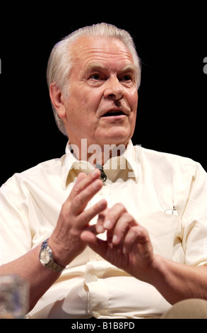 David Owen ehemaliger Politiker spricht über seine politischen Leben und Politik bei Hay Festival 2008 Heu auf Wye Powys Wales UK Stockfoto