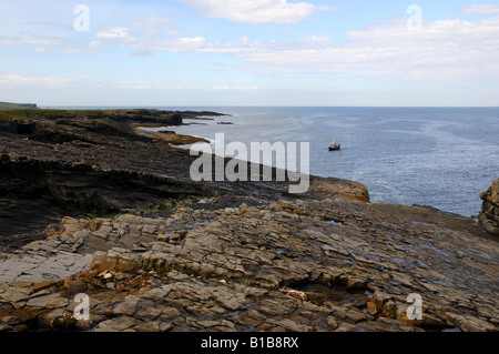 Ein Fischerboot im rauen Atlantik Wasser aus Irland Westküste. Stockfoto