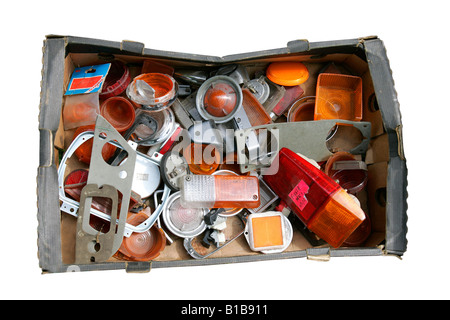 Auto Ersatzteile Teile Box Shop Kfz-Artikel Verkauf durcheinander Ausstellung Motorhaube Schale Körper Flügel Rot Blau Silber weiße Ziegel Leistungsschalter Metall Stockfoto