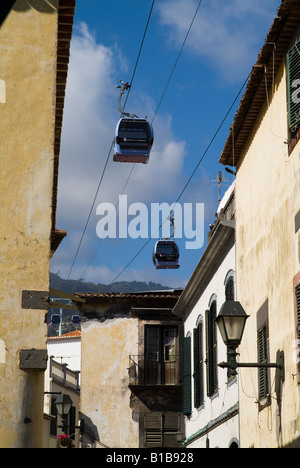 dh Zona Velha FUNCHAL MADEIRA Seilbahnen über alte Stadt Gebäude Gondel-Seilbahn Stockfoto