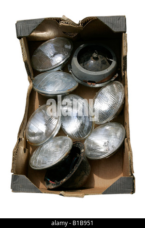 Auto Ersatzteile Teile Box Shop Kfz-Artikel Verkauf durcheinander Ausstellung Motorhaube Schale Körper Flügel Rot Blau Silber weiße Ziegel Leistungsschalter Metall Stockfoto