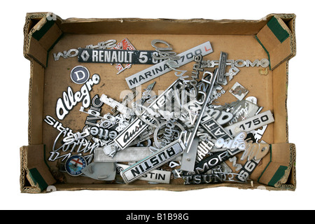 Auto Ersatzteile Teile Box Shop Kfz-Artikel Verkauf durcheinander Ausstellung Motorhaube Schale Körper Flügel Rot Blau Silber weiße Ziegel Leistungsschalter Metall Stockfoto
