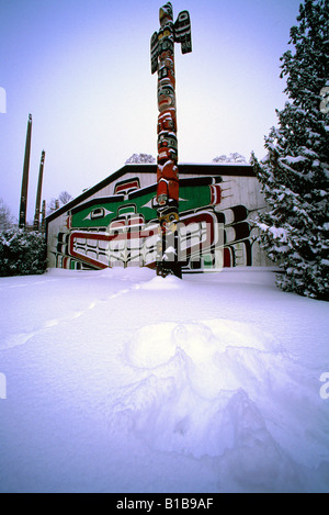 Kwakwaka (Kwakiutl) Langhaus und Totempfahl in "Thunderbird Park" in Victoria auf Vancouver Island in British Columbia Kanada Stockfoto