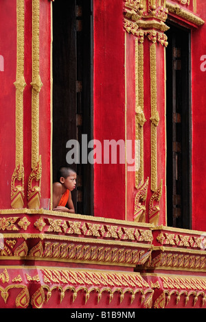 Junge Novize Blick aus dem Fenster. Stockfoto