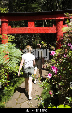 dh Monte Palace Tropical Garden MONTE MADEIRA Touristen Paar zu Fuß In den japanischen Garten werden Gärten eingeparkt Stockfoto