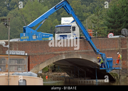 Reparaturarbeiten Sie an einer Straßenbrücke, die Durchführung der B1083-Straße über den Fluss Deben bei Melton, Suffolk, UK. Stockfoto