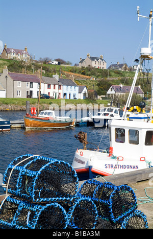 dh Helmsdale Harbor HELMSDALE SUTHERLAND Fischerboote kreelt Kai Pier Dorf Hütten am Meer schottland Stockfoto