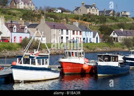 Dh Helmsdale Hafen HELMSDALE SUTHERLAND Fischerboote pontoon Kai pier Village Cottages am Meer Highlands Stockfoto