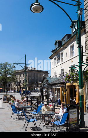 Straßencafé in Spring Gardens, Buxton, Peak District, Derbyshire, England Stockfoto