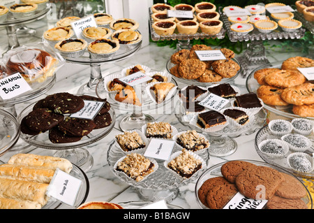 Verschiedene Desserts auf Anzeige im Bäckerei-Fenster Stockfoto