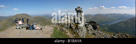 Wanderer auf dem Gipfel des Ben Arthur (The Cobbler) Stockfoto