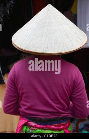 Junge Frau aus der Flower Hmong hill Tribe, Bac Ha, Vietnam Stockfoto