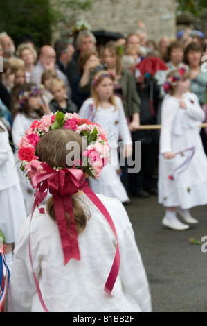 Junge Mädchen tanzen auf dem Festival warnen auch bekannt als Eiche Apple Tag in Castleton Derbyshire England UK Stockfoto