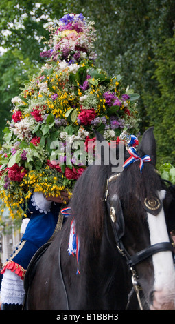 Mann auf einem Pferd bedeckt während des Festivals warnen in Castleton Derbyshire im Peak District Englands in Blumen. Stockfoto