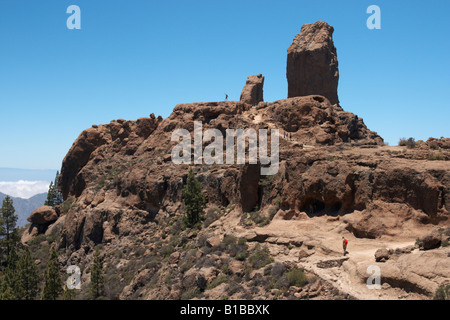 Wanderer in der Nähe von Roque Nublo (Cloud Rock) 1813 m. auf Gran Canaria auf den Kanarischen Inseln. Stockfoto