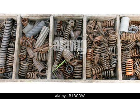 Auto Ersatzteile Teile Box Shop Kfz-Artikel Verkauf durcheinander Ausstellung Motorhaube Schale Körper Flügel Rot Blau Silber weiße Ziegel Leistungsschalter Metall Stockfoto