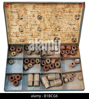 Auto Ersatzteile Teile Box Shop Kfz-Artikel Verkauf durcheinander Ausstellung Motorhaube Schale Körper Flügel Rot Blau Silber weiße Ziegel Leistungsschalter Metall Stockfoto