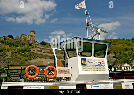 Blick vom Autofähre Kaub auf Burg und Weinberge, Mittelrhein, Deutschland. Stockfoto