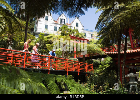 dh Monte Palace Tropical Garden MONTE MADEIRA Touristenfamilie in Japanischer Garten auf der Suche nach Fröschen Touristen Gärten funchal Menschen Besucher Stockfoto