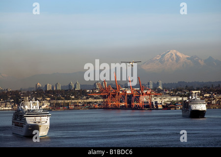 Ein Wasserflugzeug zieht über zwei Kreuzfahrtschiffe in Vancouver Hafen Vancouver British Columbia Kanada Stockfoto