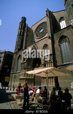 Spanien, Barcelona, Kirche Santa Maria del Mar und Café Stockfoto