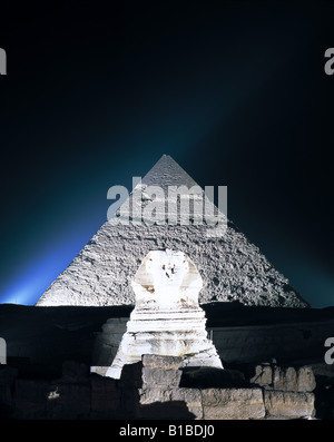 Pyramide und Sphinx in Beleuchtung, Gizeh, Kairo, Ägypten Stockfoto