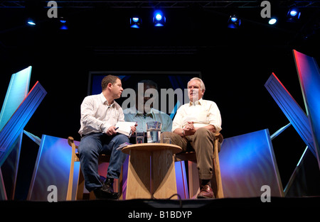 Ehemalige Politiker Lord David Owen (rechts) im Gespräch über Politik mit John Kampfner auf der Bühne bei Hay Festival 2008 Hay on Wye Stockfoto