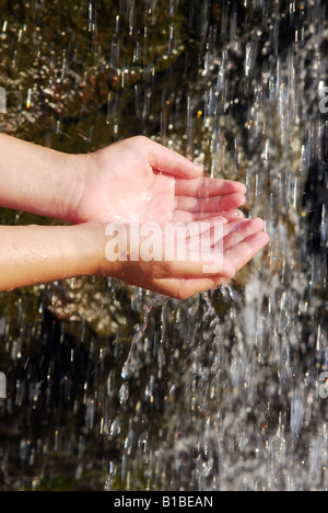 Kinder fangen fallenden Wassers mit ihren Händen Umweltkonzept Stockfoto