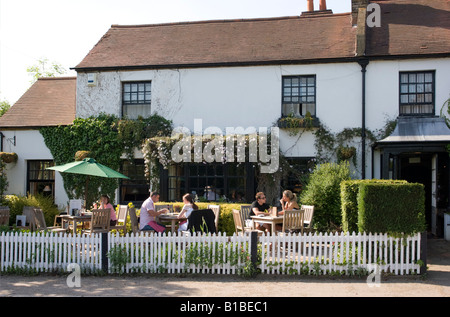 Zwei Brauereien Hotel & Pub - Chipperfield Dorf - Hertfordshire Stockfoto