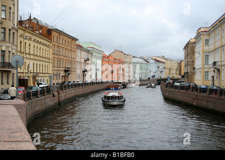 Waterfront Gebäude am Ufer des Flusses Neva und touristische Boote auf dem Wasser in Sankt Petersburg Stockfoto