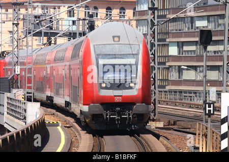 Berlin Deutschland eine DB Deutsche Bahn Regionalbahn Regionalbahn kommt am Alexanderplatz Bahnhof im Zentrum Stadt Stockfoto