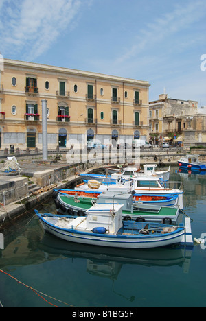 Hölzerne Fischerboote vertäut von Ponte Nuovo, Ortigia, Isola di Ortigia, Siracusa, Sizilien, Italien Stockfoto