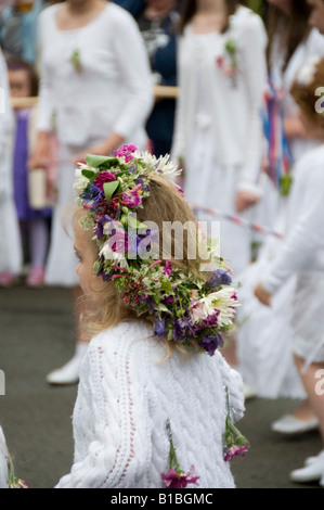 Nahaufnahme von jungen Mädchen tanzen beim Festival in Castleton Derbyshire in den Peak District England Stockfoto