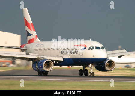 British Airways Airbus A319-131 landet auf dem Flughafen London Heathrow, England, Vereinigtes Königreich. Stockfoto