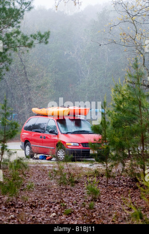 Auto mit Kajaks auf Dach im Silver River State Park, Ocala, Florida Stockfoto