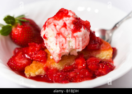 Schüssel Erdbeer-Shortcake mit Eis und frischer Erdbeere auf weißem Hintergrund Stockfoto