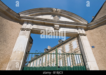 Privates Haus hinter Gateway, Poitiers, Vienne, Frankreich. Stockfoto