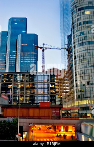 Paris Frankreich, La Defense Business Center, Hauptsitz der „Total Corporation“ mit Blick über und unter der Erde, Dämmerung, Unternehmensinvestition, moderne Vororte Stockfoto