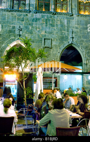 Perpignan France, Crowd People teilen Mahlzeiten im französischen Restaurant, überfüllte Terrace Night Center City, Restaurant südfrankreich außen Stockfoto