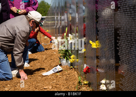 Familienangehörige von gefallenen Soldaten des Vietnamkriegs nachschlagen Namen auf den Reisen Mauer der Erinnerung Stockfoto