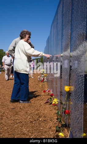 Familienangehörige von gefallenen Soldaten des Vietnamkriegs nachschlagen Namen auf den Reisen Mauer der Erinnerung Stockfoto