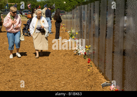 Familienangehörige von gefallenen Soldaten des Vietnamkriegs nachschlagen Namen auf den Reisen Mauer der Erinnerung Stockfoto