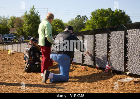 Familienangehörige von gefallenen Soldaten des Vietnamkriegs nachschlagen Namen auf den Reisen Mauer der Erinnerung Stockfoto