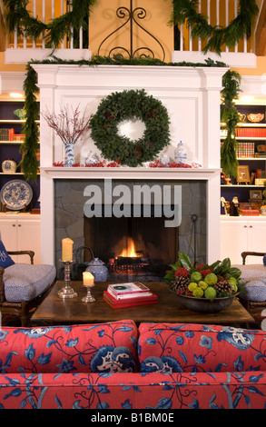 Inneren heimische Wohnzimmer Kamin mit Weihnachten Feiertagsdekorationen Stockfoto